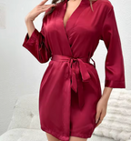 Robe de Nuit Satinée – L’élégance du soir